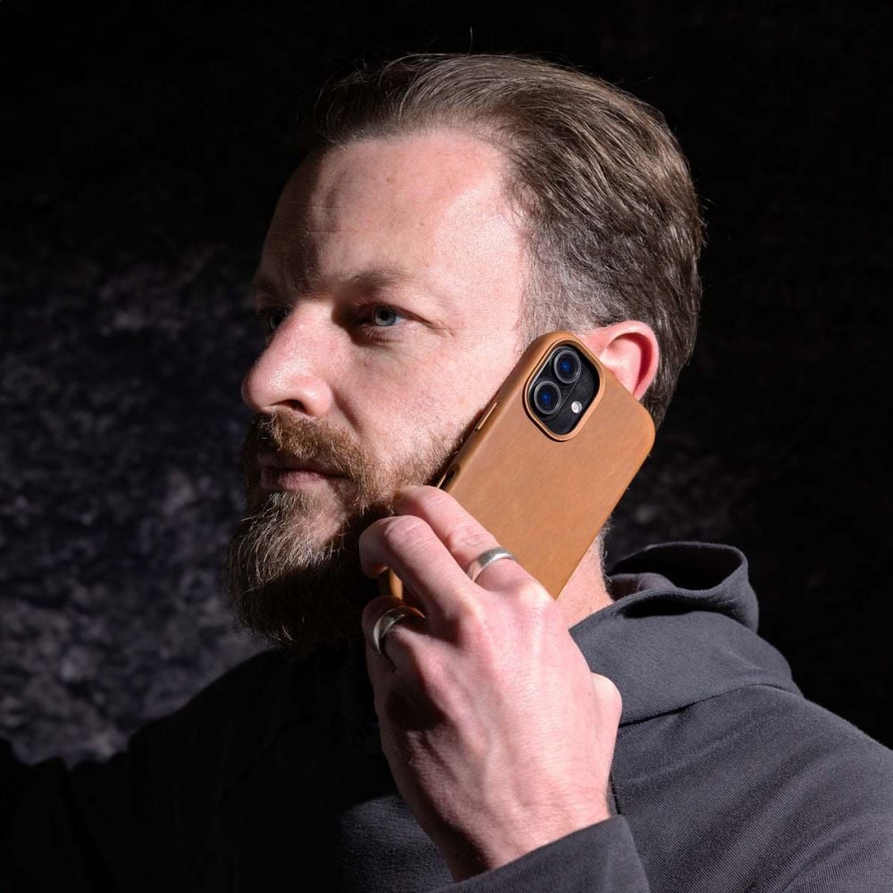 <p>Zowel jouw smartphone beschermen als hem een strakke look geven? De Accezz Vintage Leather Backcover met MagSafe is gemaakt van echt leder en geeft