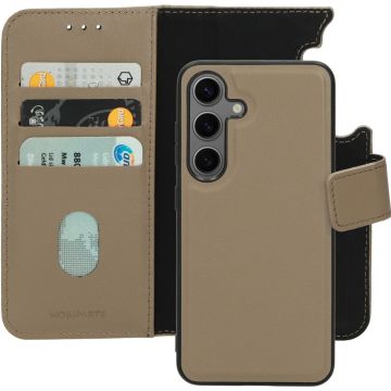 Luxe 2 in 1 Wallet Case gemaakt van echt leer Ben je opzoek naar een beschermhoesje dat zowel functioneel als stijlvol is? Dan is deze wallet case van Mobiparts de perfecte keuze. Dit hoesje heeft een ruime portemonnee functie en geschikt voor bankpasjes,
