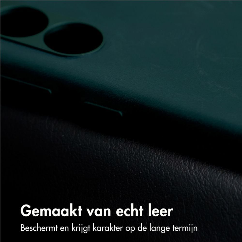 <p>Zowel jouw smartphone beschermen als hem een strakke look geven? De Accezz Vintage Leather Backcover met MagSafe is gemaakt van echt leder en geeft