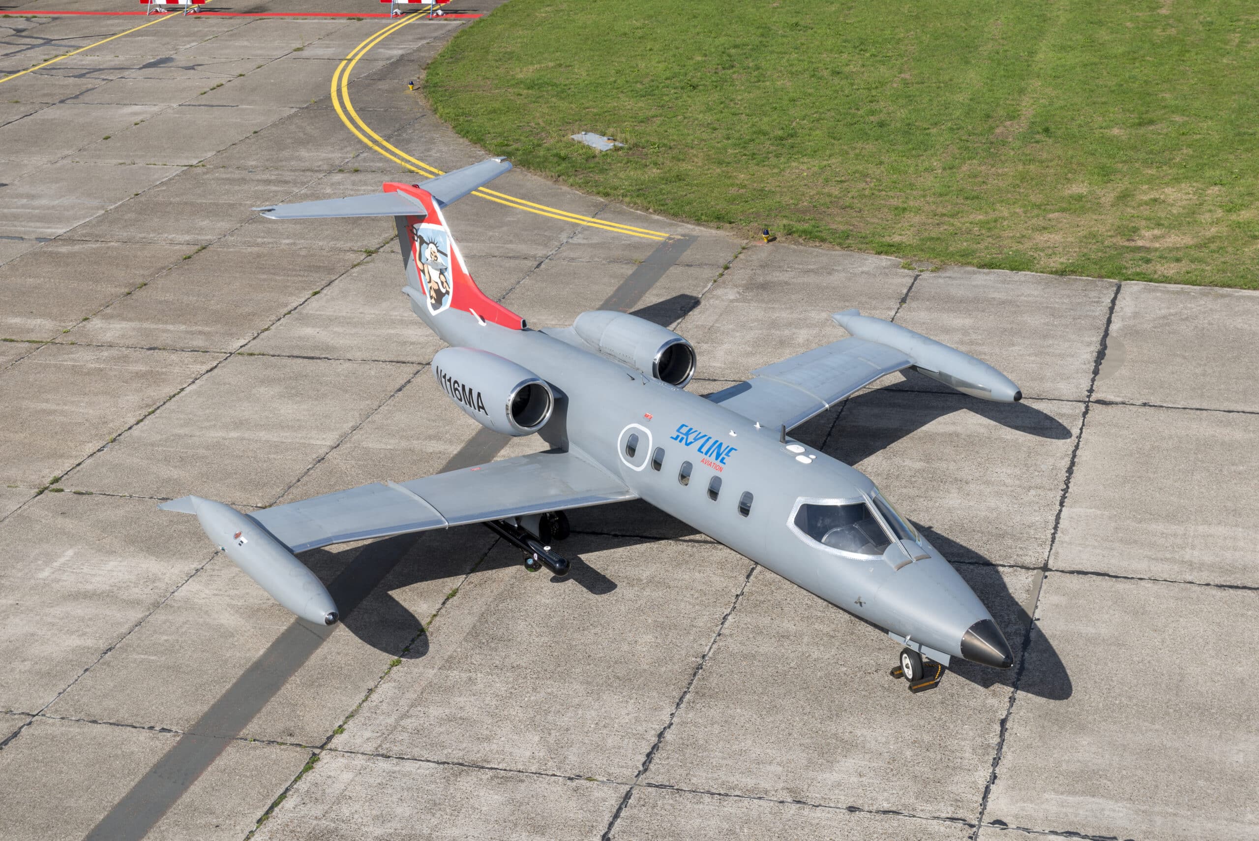 Zakenjet van Skyline Aviation geparkeerd op een vliegveld