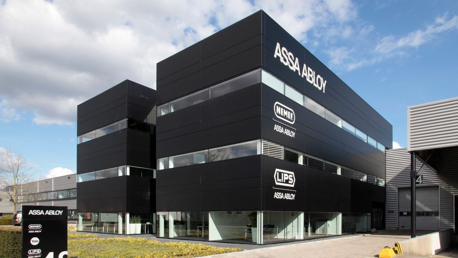 Zwart kantoorpand van ASSA ABLOY