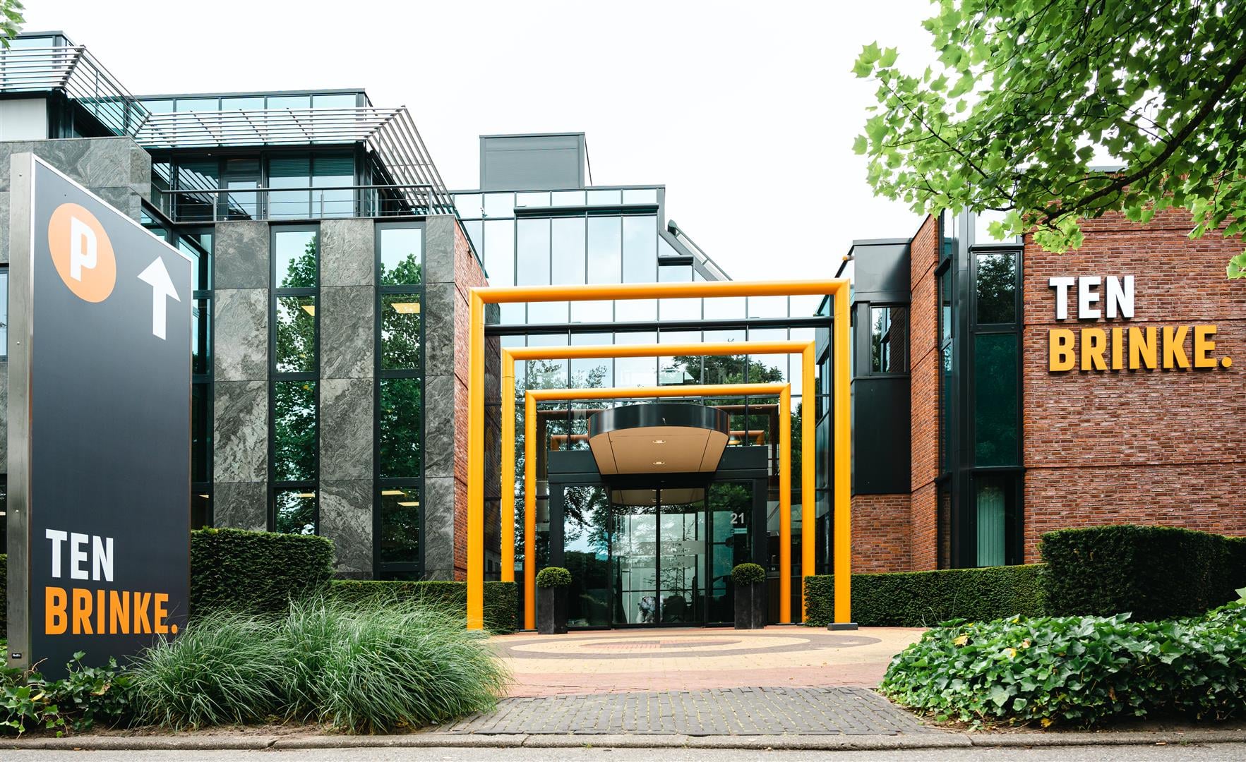 Entree van het kantoor van Ten Brinke met oranje portalen