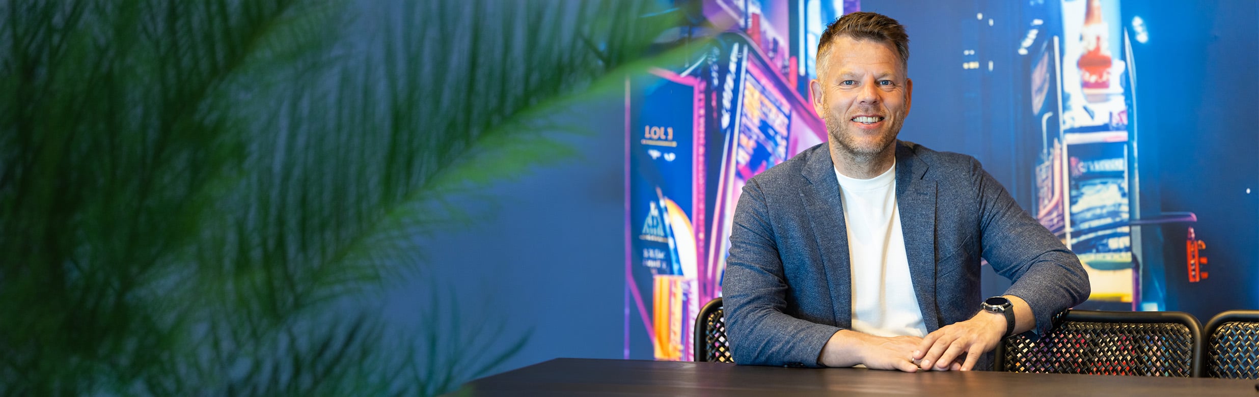 Jeroen, medeoprichter van Azerty, aan tafel op het hoofdkantoor