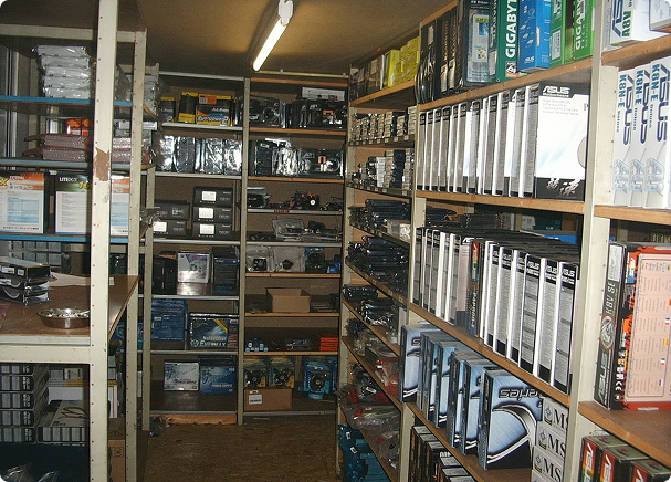 Het eerste magazijn van Azerty, gevuld met computerhardware