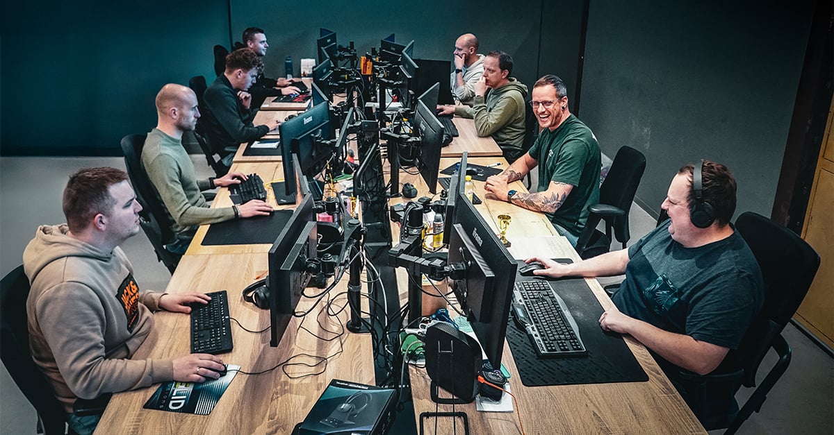 Azerty specialisten aan het werk achter hun werkplekken