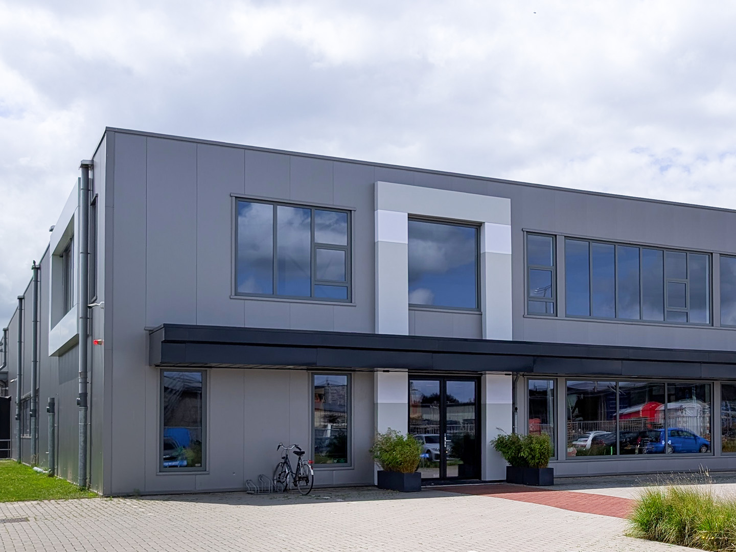 Foto van de hoofdingang van Azerty.