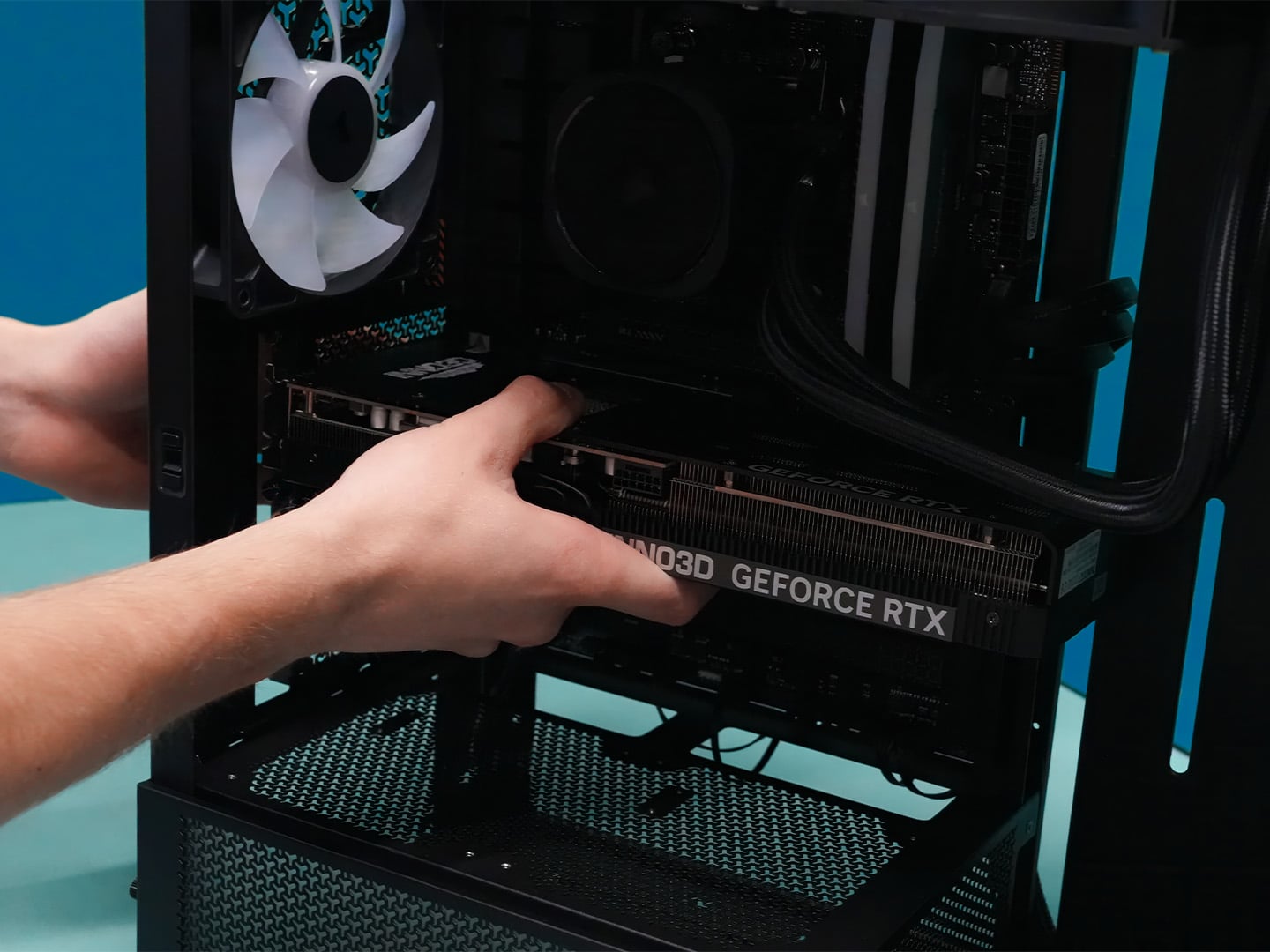 Assemblagespecialist plaatst een GeForce RTX videokaart in een Xenith gaming-pc