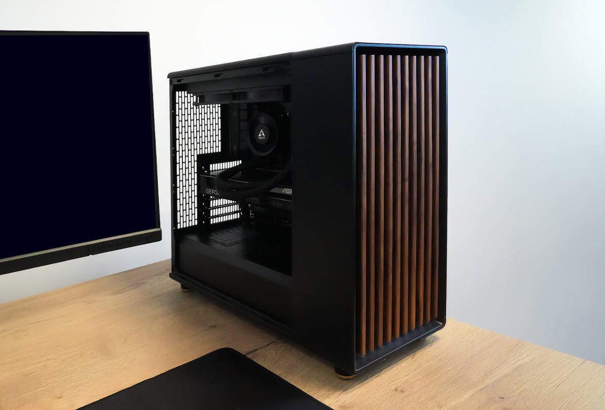 Xenith-pc met open zijpaneel waarin de waterkoeling en videokaart zichtbaar zijn
