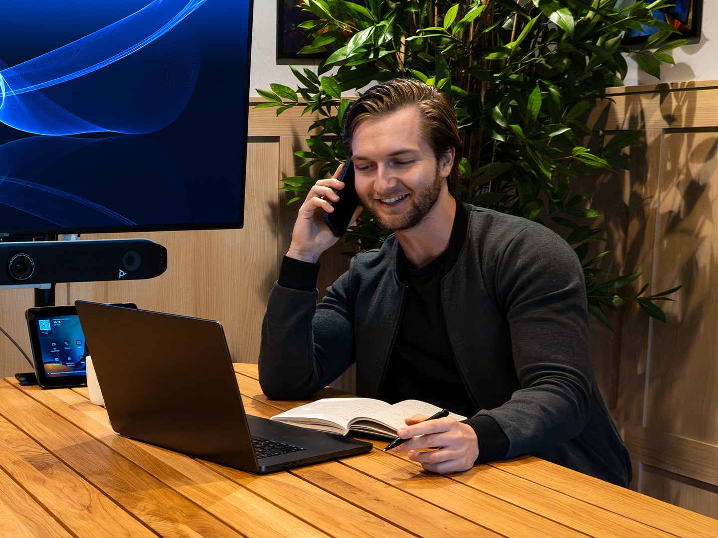 Zakelijke specialist telefoneert met een klant